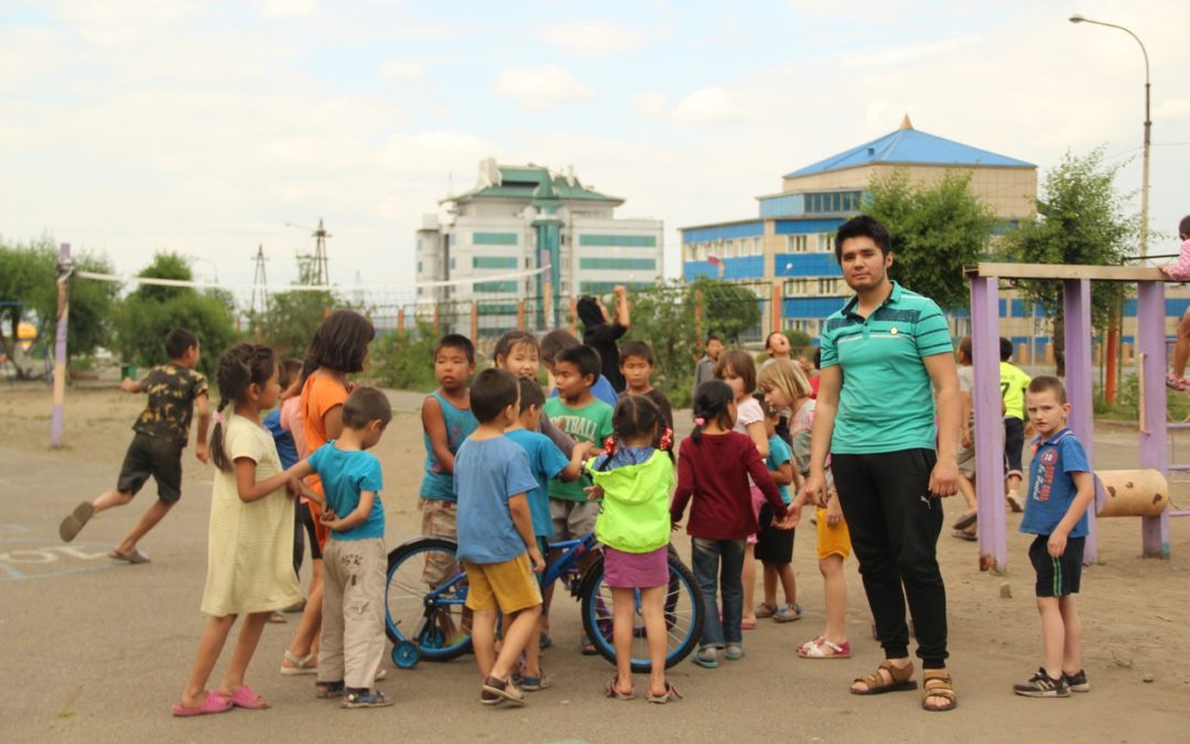 Активисты Ассамблеи народов Тувы провели благотворительную акцию в Центре социальной помощи семьи и детям г. Кызыла.
