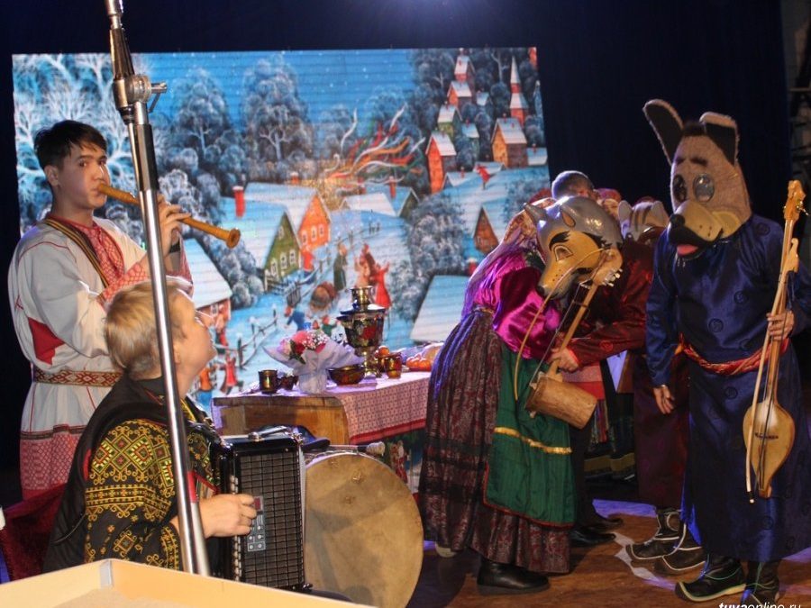 Ансамбли «Октай» и «Тыва» выступили с совместным рождественским концертом.