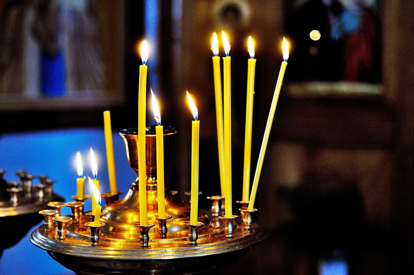 В церкви горят свечи. Церковные свечи. Свечи в храме. Горящие свечи в храме. Свечи в православном храме.